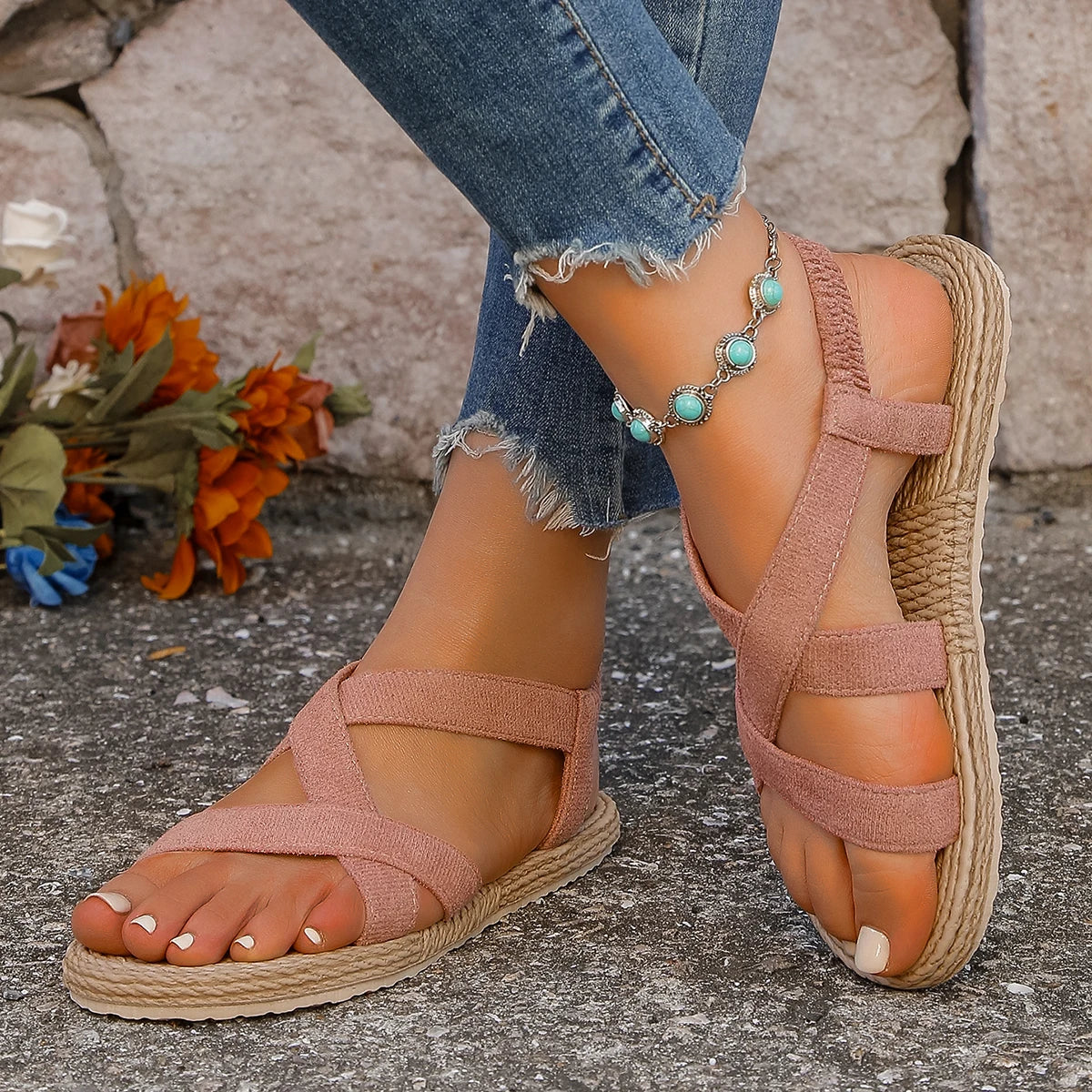 solid color features trendy anti-slip wear-resistant soft soled flat sandals.